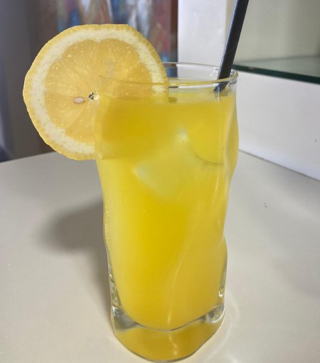 Cóctel Teide con rodaja de limón