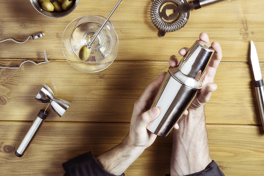 Persona echando ingredientes en una coctelera